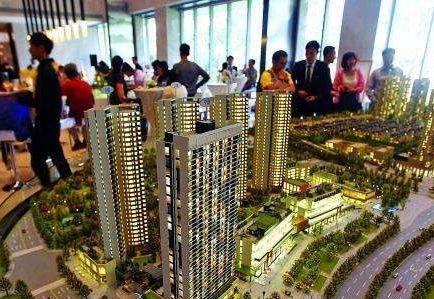 　相比往年，深圳今年的樓市小陽春來得要晚一些。  　　深圳住建局房產信息平台顯示，五月新房成交4788套、二手房成交9042套，兩個數據同比去年同期相差大約0.1%，出入不大。而放在過往6個月的時間軸內比較，深圳目前的成交量已經在疫情低穀之後逐漸上揚。樂有家、諸葛找房等多個第三方機構數據顯示，深圳二手住宅均價已於今年四月上漲到了6萬+元/㎡，並持續上行。  　　量價齊漲的5月，不少人已不滿足於按揭貸，正嚐試利用信用貸來撬動房產，寄望分羹深圳樓市，“買到就是賺到”的投機風開始出現苗頭。    　　然而硬幣的另外一麵，信貸違約的魅影卻在悄然閃現，一些銀行客戶經理好幾年都不曾遇到的抵押貸款逾期業務和斷供業務開始抬頭。部分銀行已經開始警惕小微企業貸款潛存的逾期風險；抵押貸展期的狀況也讓不少客戶經理變得“膽小”了起來：對小微企業的貸款審查變嚴格了。  　　這個夏天繽紛而焦灼。在資金鏈緊張邊緣掙紮的企業、苦於供樓的個人、正靈活套取各種信貸產品投入樓市打新的淘金客們，共同構成深圳樓市魔幻小陽春的一道獨特風景線。  　　樓市斷供和抵押貸逾期抬頭  　　在中國農業銀行深圳一支行零售信貸部工作近十年的林麗最近有些煩。服務中小微企業客戶近十年，她五月份手頭已經接手了兩筆貸款逾期業務。過去，她好幾年才會遇到一筆貸款逾期業務。這段時間，銀行客戶經理們好幾年都不曾遇到的貸款逾期“黑天鵝”業務如今開始出現了。  　　另一銀行經理張敏也不幸踩雷。她的這位客戶在深圳寶安區沙井經營了一家四五十人規模的模具廠。前後十幾年，曆經2008年金融危機，工廠業務整體平穩，老板在今年春節過後也就沒太在意疫情對業務帶來的衝擊。孰料上遊大客戶四月底臨時告知訂單要減半，模具廠的經營狀況開始斷崖式下滑。    　　“中型企業一般預留兩三個月現金。開小廠的老板基本都是一有錢就立刻投入生產了，也很少有心思搞副業做投資，老板也就預留了一個月現金。現在撐不過來，已經辦了貸款展期。”張敏言及這一切不甚唏噓，以前銀行麵臨的企業抵押貸逾期情形無非是企業間鬧經濟糾紛。如今，經手的抵押貸逾期業務不少源於產業鏈傳導而來。  　　幸運的是，林麗和張敏經手的客戶都辦理了貸款展期，這在往年是不大可能的。  　　今年3月，《關於對中小微企業貸款實施臨時性延期還本付息的通知》（下稱“《通知》”）允許小微企業還本付息日期延至2020年6月30日。這也讓資金緊繃，一時間難以還款付息的企業獲得了喘氣的機會。  　　相對於小微企業逾期，個人按揭貸款暫時穩定，但也有國有銀行深圳分行人士向第一財經記者表示，按揭違約相比去年同期有增加，多是因公司倒閉失去供房收入。  　　“以前每個月大概有幾個客戶斷供；最近每個月大概有十幾個客戶谘詢斷供的事情，但是黄瓜视频IOS也會綜合貸款人情況辦理延長貸款期限、轉按揭，走到出售房屋那一步的客戶還不多。”上述國有銀行深圳一分行人士直言，但是這類現象有增多苗頭。  　　對於部分銀行人士感受到的貸款客戶的微妙變化，經營小微企業的業內人士、拍賣人士有著類似的感受。  　　常年活躍在企業圈、拍賣圈的王昌爾向第一財經記者表示，“黄瓜视频IOS目前接手的拍賣資產比去年同期有增加但不明顯，下半年會慢慢多起來，畢竟走完拍賣流程也需要時間。”  　　多位銀行人士在接受第一財經記者采訪之際均有表達，抵押貸逾期、個人房貸斷供的現象開始慢慢“抬頭”了，但是斷供“潮”尚未到來。這其中的原因在於，深圳的房價抗跌性強。即便企業主無路可走將房子入市也能錄得一個看漲的估值，不至於走到麵臨破產起訴查封拍賣及繳納違約利息、個人征信上榜銀行“黑名單”的窘境。  　　即便如此，部分銀行已經開始警惕小微企業貸款潛存的逾期風險。  　　“黄瓜视频IOS支行行長在周會上也提到了這點，讓大家最近多梳理手頭的中小微企業客戶，摸底企業的經營情況、產業鏈上下遊狀況，跟企業客戶溝通頻度要密一點。”林麗直言。  　　抵押貸展期的狀況也讓不少客戶經理變得“膽小”了起來：對小微企業的貸款審查變嚴格了。  　　“三四月，有小微企業貸款貼息政策支持的時候，銀行貸前審查需要到企業經營場所拍照存檔，審核紅本房屋估價的七成、公司一年流水的六成能否覆蓋貸款額度，才能敲定放款與否；現在黄瓜视频IOS還會查驗小微企業上年度營業收入及淨利潤、上年度納稅額、員工人數、近兩年納稅證明及近三年財務報表等資料。”  　　一位不願具名的股份製商業銀行福田區支行的負責人士透露，悄悄收緊放款門檻是考慮到企業展期、續貸現象開始增多，不想造成銀行不良資產增多。  　　“淘金客”套用信貸資金  　　即便風險隱現，個人按揭貸仍是深圳各大銀行的香餑餑。  　　據樂有家研究中心數據監控顯示，2019年至2020年4月深圳一共交易了15萬套房子。其中一次性付款占比不到1成，15萬套房子裏有13萬套便采用了按揭貸款的支付方式。而不需要抵質押或者第三方進行擔保的信用貸在部分銀行的風頭甚至蓋過了按揭貸。  　　“我手頭就排著四五個信用貸客戶，都是些貸款信譽記錄不錯且個人收入來源有保障的客戶。”民生銀行深圳一支行的劉姓客戶經理告訴第一財經記者。  　　如今的信用貸熱度明顯高於往年。多家銀行人士言及信用貸，隻是感受不一，但均向第一財經記者表示，信用貸相比去年有增加。  　　其實，受到不少人追捧的信用貸用起來也不是沒有風險的。如果貸款人申請了信用貸並且已經用了，會在貸款人征信記錄上有所體現。在申請住房按揭貸的時候銀行可能會要求貸款人說明首付款的來源，如果提供不了首付款來源的證明，銀行可能會要求貸款人提前結清貸款，甚至直接拒批。與此同時，深圳的多家銀行都要求信用貸款三年內還清，少數銀行要求貸款人的信用貸業務於一年內結清。  　　第一財經記者了解到，對於沒有公司沒有房產的貸款客戶來說，一般銀行提供的信用貸上限是三十萬元，貸款人可以選擇向兩三家銀行申請信用貸，籌得百萬元資金。  　　換言之，貸款人通過信用貸工具適度加杠杆可以助力自身搭上買房的車；但另一方麵，它的還款期限又會給到貸款人還款壓力，信用貸不良也會直接影響個人按揭貸業務的申請、個人的征信記錄等。  　　鑒於信用貸的諸多限製，這些敢於同一時間去找兩三家銀行申請信用貸，湊足百萬元資金投向樓市的客戶，多半都對深圳樓市報以極高的熱忱，且具有更強的購買力和更穩定的支付力。  　　“我經手的信用貸客戶，一次性貸到三十萬上限的基本上都是奔著二套房去的。”深圳一家股份製銀行黃姓人士表示，深圳樓市這幾個月價格持續上行給了不少剛需客和投資客上車的動力。  　　“信用貸一旦出現貸款逾期，因為缺乏抵押物清收很困難，黄瓜视频IOS審批辦理要求一直很嚴。但是深圳優質客戶多，至少我經手的客戶這兩個月有增多，基本上都是在大企業工作的金領人群，去買房投資的。”黃姓人士續稱，樓市的投資回報率給了加杠杆客戶人群信心。  　　第一財經采訪了一位憑借信用貸搭上二套房快車的淘金者張弛，在深圳打拚的十年，他親眼見證了深圳樓市的快速上漲。  　　2010年的深圳新房價格是2字頭（2萬+）。其中變化最大的當屬2015-2016年，深圳房價從3字頭直接跳到到5字頭，主因是2015年330政策放鬆了限購限貸，以及深圳整體經濟大環境的迅猛發展。自2017年開始，政府嚴控樓市，打擊炒房投資客，為保障剛需權益推出了係列新政，才促使深圳新房價格漸趨平穩，近3年漲幅僅3%。  　　樂有家研究中心數據顯示，十年間深圳房價總漲幅178%，領先國內諸多城市。今年疫情期間，深圳樓市仍呈上漲之勢。此前，深圳二手住宅均價還在5.7萬元/㎡水平，到2020年4月，均價上漲到了6萬+元/㎡。同時，樓市成交也快速回暖，5月深圳二手住宅過戶量再度突破8000套，創近半年新高，但距離去年末還略有差距。  　　在張弛及他身邊的人看來，房子無疑是實現財富快速增值及拉開階層差距的第一大法寶。這也令他及身邊人動用信用貸撬動二手房的信心和興趣度大增。  　　高漲的樓市看不到終點  　　敢於加杠杆背後，是大多數深圳人篤信深圳樓市供需不平衡的局麵暫時難以得到改變。  　　根據深圳市土地交易中心數據顯示，2006-2019年間，深圳累計住宅供應730578套，年均5.2萬套，放在長時間周期中，年住宅供應呈曲線下行之勢；與之對應的是，常住人口從2006年的846.43萬人，增加到2019年的1343.88萬人，累計增加接近500萬人，呈整體上行之勢。  　　同時，土地供應結構性失衡，工業、商業類用地供應多、住房用地供應少的局麵十餘年間並未得到扭轉。美聯物業根據官方公開出讓的土地數據統計顯示，過去14年裏，深圳居住、商業、工業三類用地結構的分別占比分別是：17%、10%和53%。  　　結構性失衡推導下，深圳購房需求在三月疫情緩和後便密集釋放，市場快速從四月份的部分片區過熱到現在量價齊升。  　　同時，房企們的拿地信心也正在快速被點燃。5月，深圳房企龍光地產拿下的深圳前灣片區地塊，以總價116億元占據5月全國住宅用地成交總價榜首，每平米可售樓麵價超過8萬元。  　　樓市熱情不褪，投機風開始出現苗頭，給調控再度加壓。以5月為例，深圳市住建局的調控動作接二連三。  　　5月22日，住建局親臨地產中介機構現場檢查，TaTa公寓、鴻榮源·壹方中心、星河丹堤、金亨利首府等一批掛牌價明顯高於近期真實成交價的房源被迫下架。5月26日，針對網友投訴網紅盤華強城捂盤惜售、沙井海岸城偷收喝茶費等問題，深圳市寶安住建局要求片區所有住宅新盤采取委托公證公開認籌籌錢選房的形式予以銷售。  　　高價房源下架、捂盤惜售內定房源被約談，再到近兩日福田區棚改炒作遭住建局打壓……主管部門操作基本上對症下藥，步步緊跟，以防樓市過熱。  　　住房“盤子小”的深圳也正在通過增大住宅供應，寄望打破樓市過熱困局。  　　5月初，深圳發布的《2020年度建設用地供應計劃》顯示，年內計劃供應1200公頃建設用地，與2019年計劃供應量持平，其中居住用地為293.2公頃。這一居住用地的供應比例較往年有所上升，年內計劃供應麵積較2019年實際供應麵積增加了50%。  　　這個6月，備受矚目的光明金融界項目已經開放展示中心，而全民矚目的潤璽一期年內也將會入市。整體來看，“買到就是賺到”投機心理、剛需客的快速上車心理、開發商的拍地熱情等都給深圳樓市按下了快進鍵。但平抑深圳房價增長，徹底打破供求不平衡的主邏輯仍將是一個漫長的過程。  　　來源：第一財經網